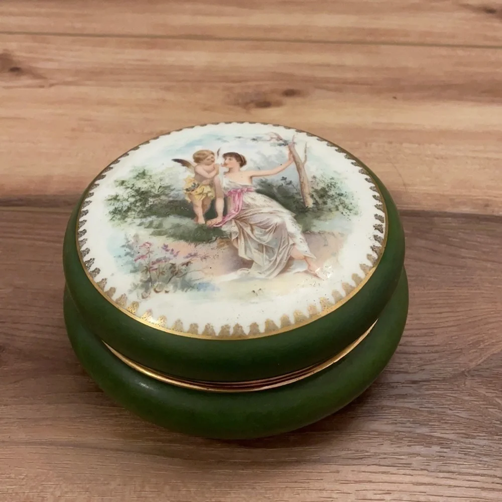 Vintage and pristine condition Royal Vienna portrait/ trinket box​​​​​​​​​​​​​​​